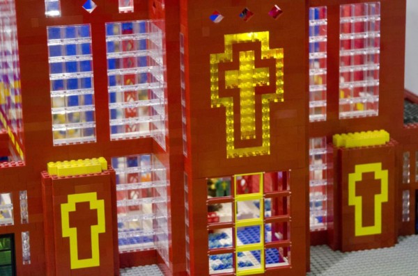 Estadounidense diseña y construye una iglesia de Legos