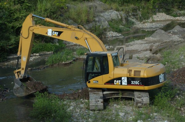 Lluvia deja ríos de aguas negras en colonias, calles y bulevares