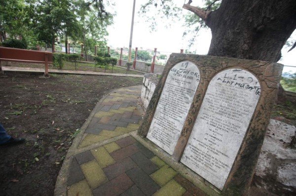 ¿Qué hace la tabla de los 10 mandamientos en Tegucigalpa?