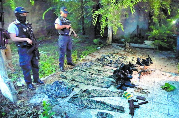 Armas, fatigas y botas militares hallan ocultas en iglesia de San Pedro Sula