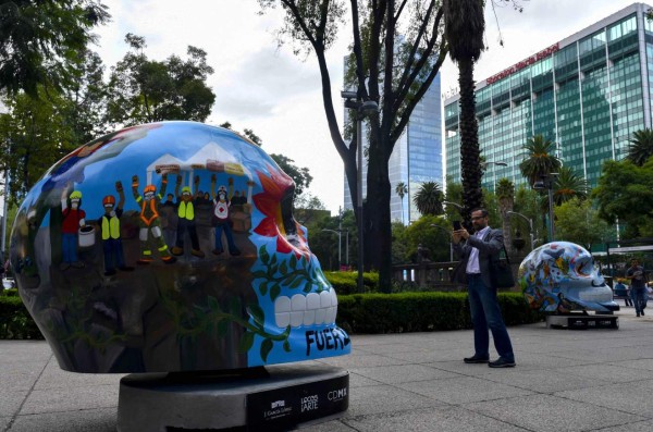 Los mexicanos celebran el Día de muertos con cráneos monumentales