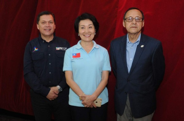 Roberto Cardona, la embajadora de China (Taiwán), Ingrid Hsing y Carlos Young Reyes./ Fotos:Alejandro Amador