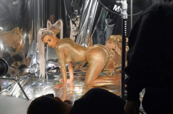 Kim Kardashian nuevamente posa desnuda y hace arder las redes sociales