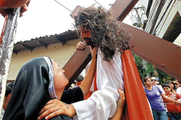 Honduras: Fieles reviven la pasión y la fe con el Vía Crucis bíblico