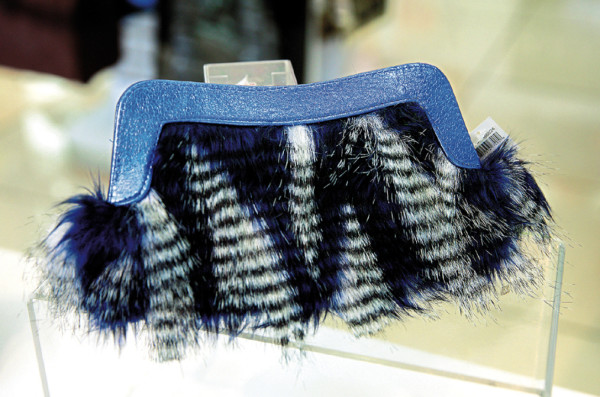 El clutch, sobrio y elegante accesorio