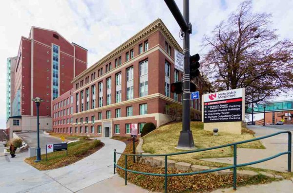 Fallece médico con ébola hospitalizado en Nebraska