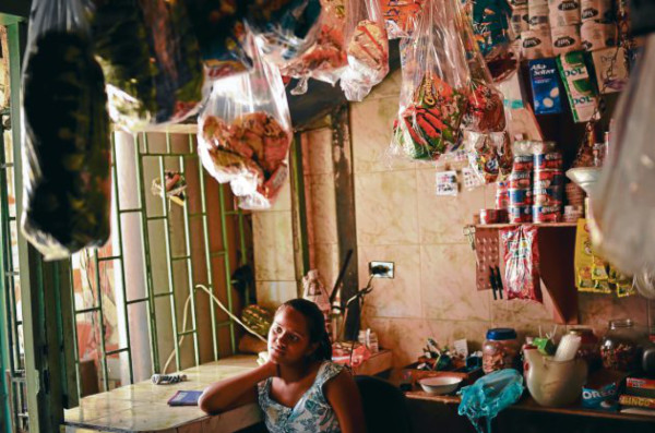 Largas filas y anaqueles vacíos en tiendas estatales de Venezuela