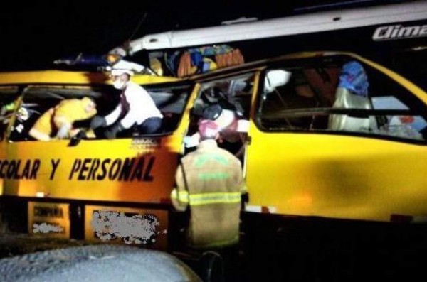 Al menos 20 muertos en choque múltiple en Ecuador&nbsp;