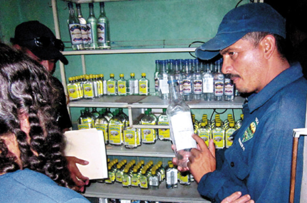 Investigan muerte de 17 personas por ingesta de alcohol adulterado