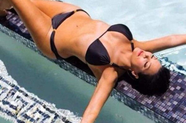 La mamá de Kim Kardashian luce diminuto bikini