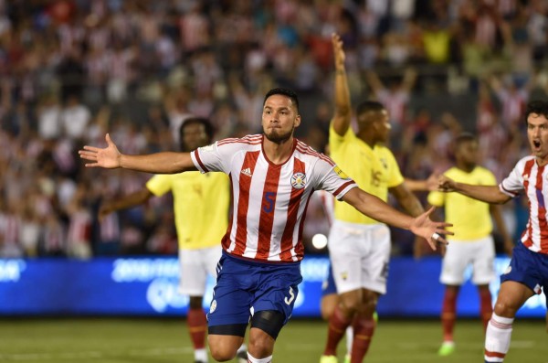 Paraguay vence a Ecuador 2-1 y aún sueña con Rusia-2018