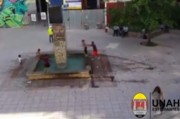 Niños hacen de la fuente de agua de la UNAH una piscina para refrescarse