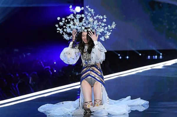 La terrible caída de Ming Xi durante el desfile de Victoria´s Secret en Shanghai