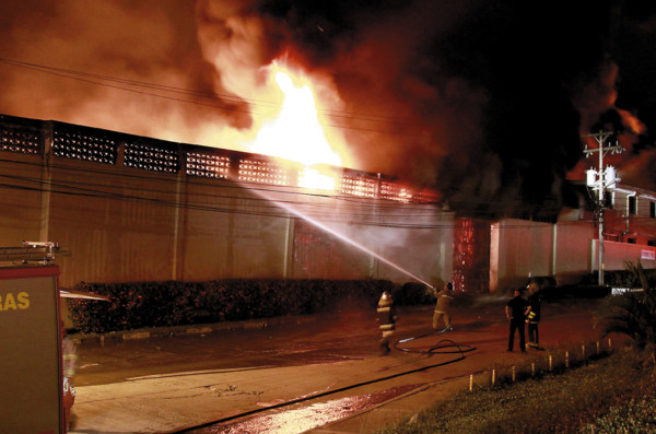 Incendio consume fábrica de camas en SPS