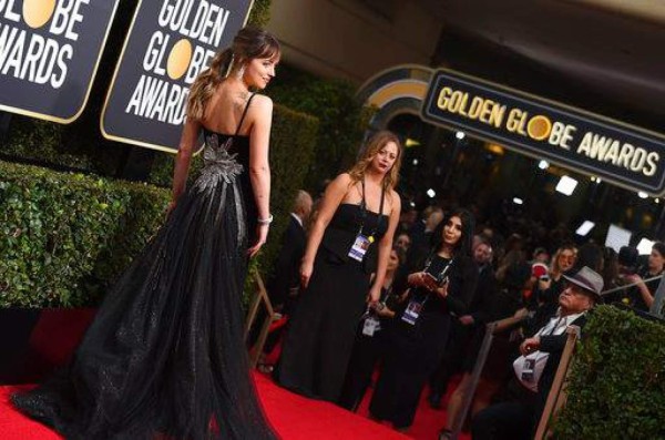 Dakota Johnson deslumbró en los Globos de Oro con un espectacular vestido Gucci