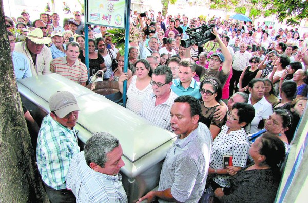 Honduras: Dan último adiós al médico Nelson Salinas