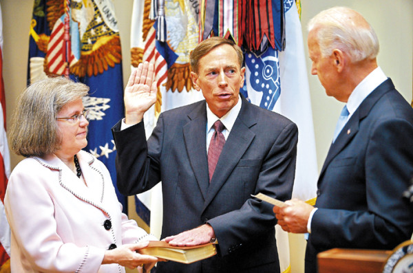 Renuncia jefe de la CIA por relación extramarital