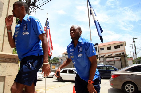 Colombianos y ticos aventajan para dirigir a Honduras