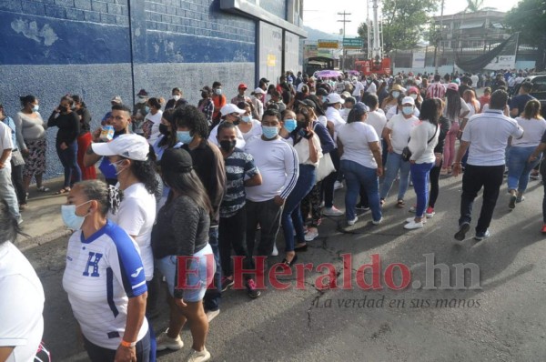 Con mascarillas y en plena pandemia, así se vive el Bicentenario de Honduras