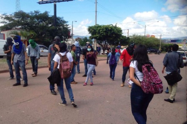 Policía desaloja a manifestantes frente a la UNAH