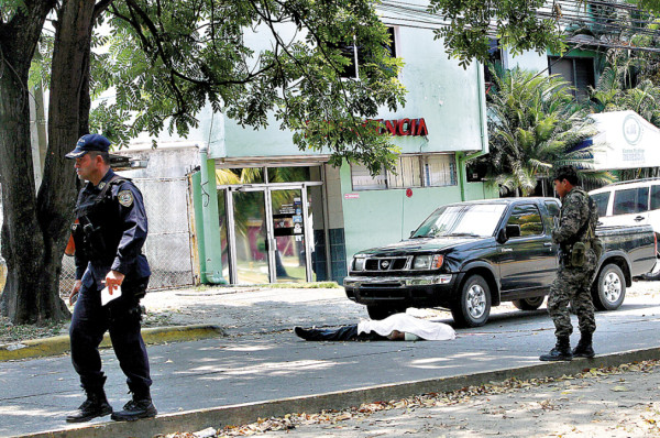 Dos muertos y un herido deja tiroteo frente a clínica