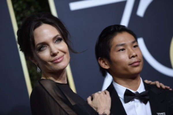 Angelina Jolie llegó acompañada de un apuesto joven a los Globos de Oro 2018