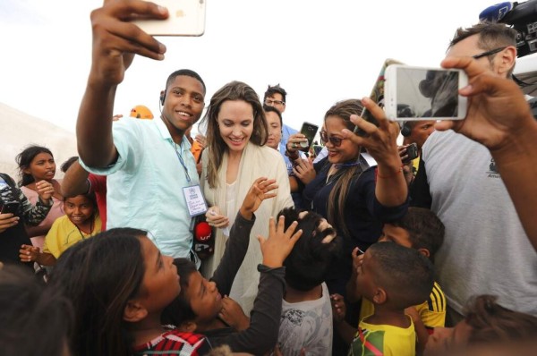 FOTOS: El look de Angelina Jolie durante su visita a migrantes venezolanos en Colombia