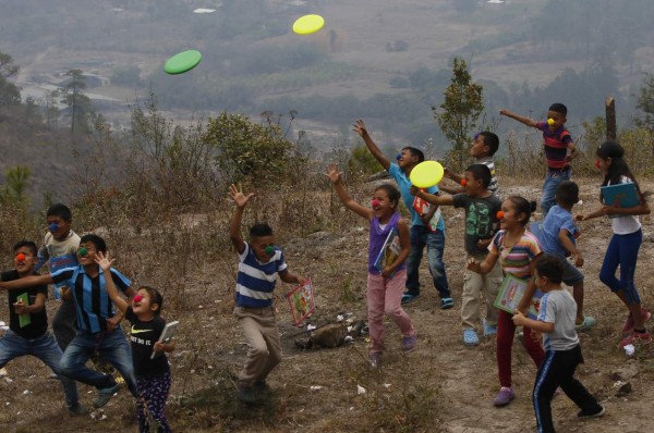 Una donación de libros y show de magia llegan a niños de El Zurzular