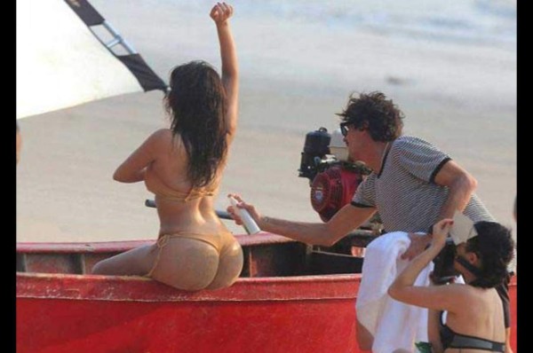 Kim Kardashian modela su trasero en playas de Tailandia