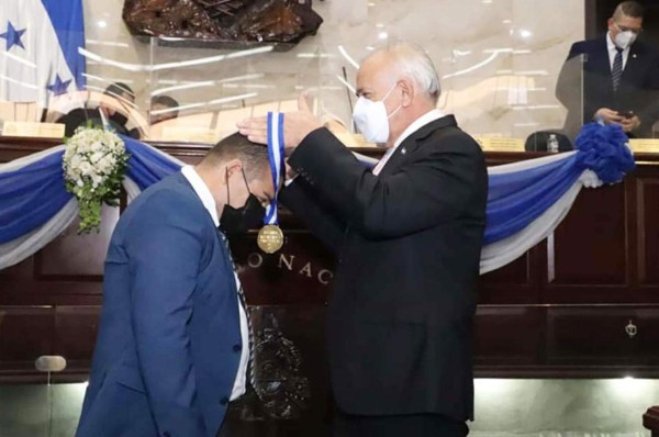 Nahún Aguilar, jefe de redacción de diario Diez, 'Cronista del año 2021'