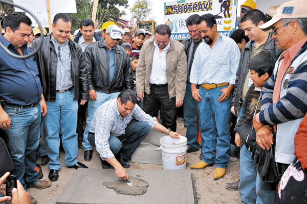 Inicia pavimentación de carretera a Camasca