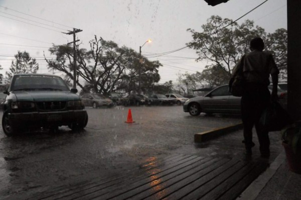 Por cuarto día consecutivo fuertes lluvias azotan la capital de Honduras
