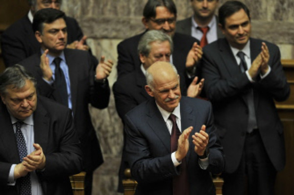 Papandreu obtiene la confianza y buscará gobierno de coalición