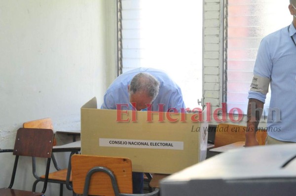 Nasry 'Tito' Asfura acude a votar en compañía de sus bellas hijas y su esposa (FOTOS)&nbsp;&nbsp;