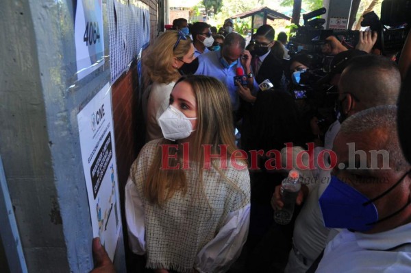 Nasry 'Tito' Asfura acude a votar en compañía de sus bellas hijas y su esposa (FOTOS)&nbsp;&nbsp;