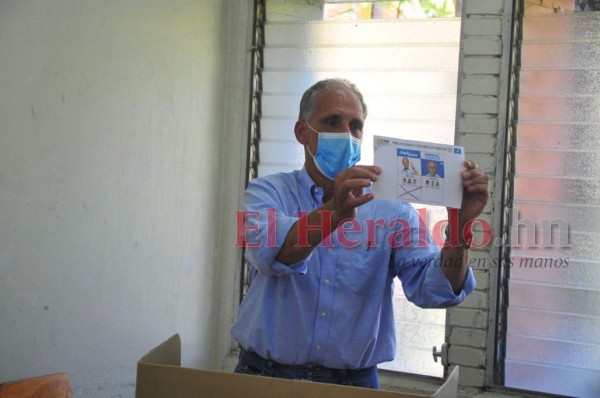 Nasry 'Tito' Asfura acude a votar en compañía de sus bellas hijas y su esposa (FOTOS)&nbsp;&nbsp;