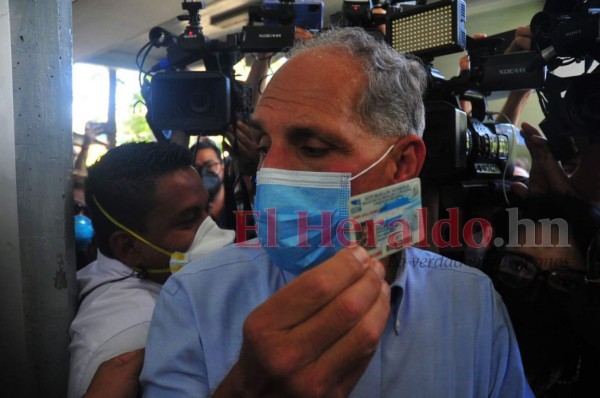 Nasry 'Tito' Asfura acude a votar en compañía de sus bellas hijas y su esposa (FOTOS)&nbsp;&nbsp;