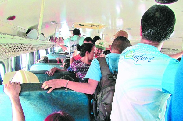 En vehículos pick-up se trasladan trabajadores de la región oriental