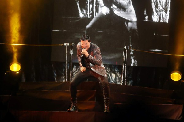 Noche Romántica bajo la lluvia con Chayanne