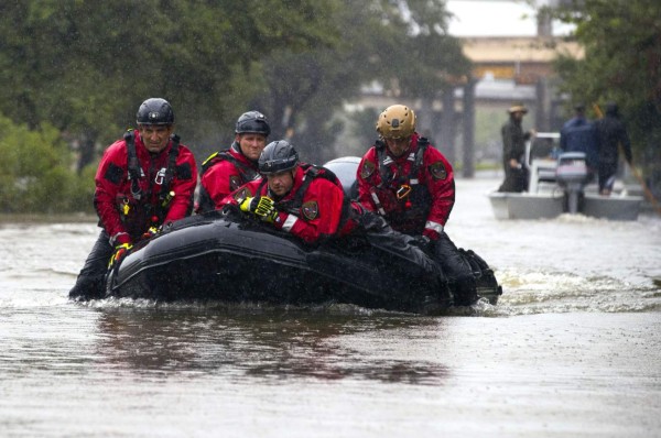 Houston busca hacer frente a la inundación por Harvey mientras Louisiana se prepara