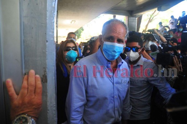 Nasry 'Tito' Asfura acude a votar en compañía de sus bellas hijas y su esposa (FOTOS)&nbsp;&nbsp;