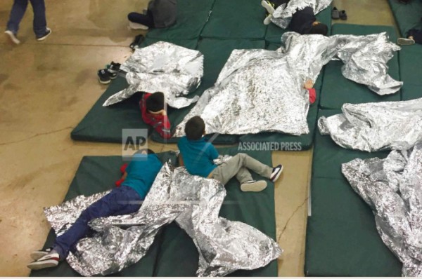 Desgarradoras imágenes de niños migrantes encerrados en 'jaulas' te tocarán el corazón