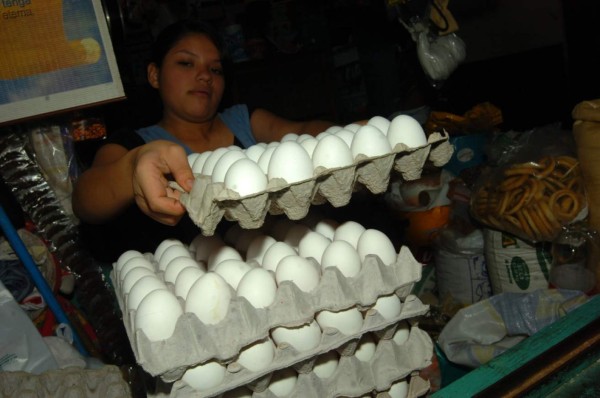 El gobierno descarta escasez de productos y de combustibles