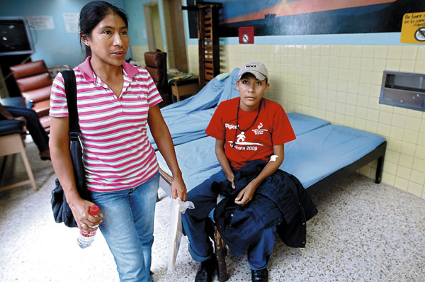 Escasez de medicinas, el otro vía crucis de Salud