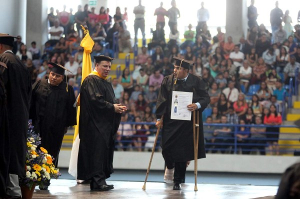 A engrandecer a Honduras más de 1,200 alumnos de la UNAH