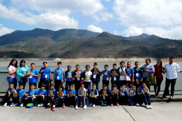 Escuelas Paquita Guerrero y Prevocacional Profesor Raúl Zaldívar visitan embalse La Concepción