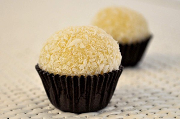 Le decimos cómo hacer unos ricos brigadeiros de coco