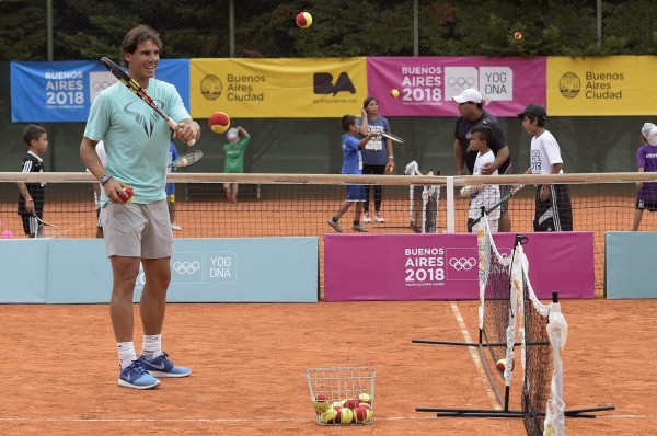 Nadal hace soñar a niños de barrios pobres de Argentina