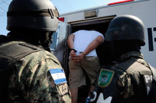 Bajo fuerte resguardo policial los cinco pandilleros fueron trasladados hasta el Tercer Batallón de Infantería de Naco, Cortes. Foto Radio América.