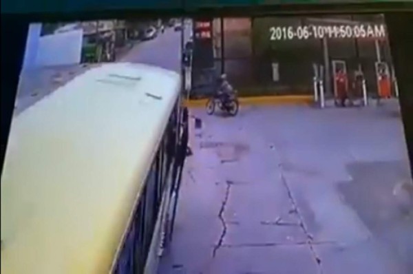 Video: Busero casi provoca tragedia por ir peleando 'línea”